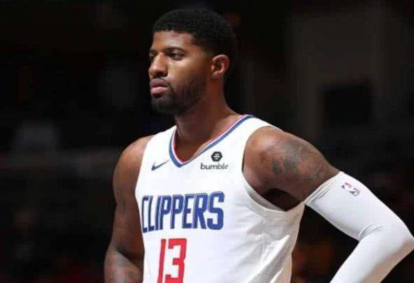 快船深夜飞抵奥兰多，乔治路威带着口罩都能感受到疲倦