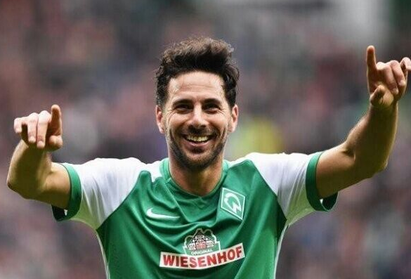 24年21冠，在役872场进337球，41岁老牌射手宣布退役！