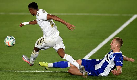 2020西甲联赛第35轮皇马2-0轻松完胜阿拉维斯!泽马上演单场个人秀