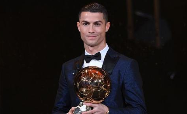 c罗有几个金球奖，分别是哪年获得的，比梅西多还是少？