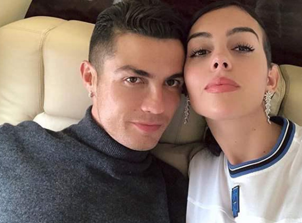 C罗6场狂轰7球，老婆拍舞蹈视频庆祝，身材让人垂涎