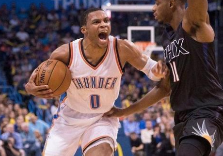 威少把球拍哪里了