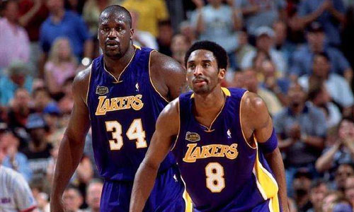 2001年的湖人对战2017年的勇士。奥尼尔直接了当的表示，五个位置都能将他们打爆！