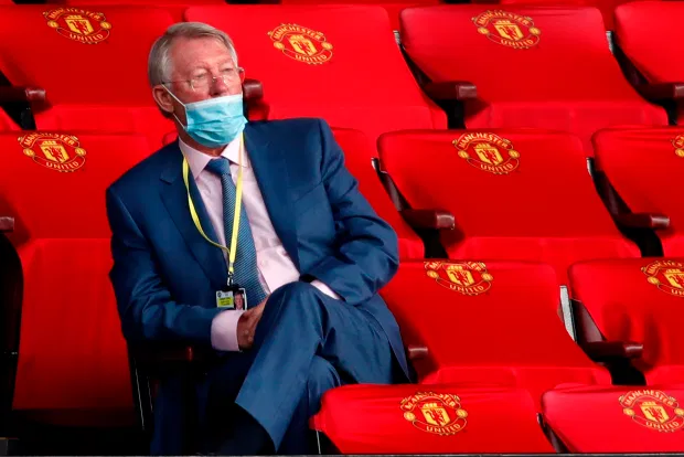 78岁弗格森梦身体良好,并且在剧场观战,但是有一点遭受网友调侃,你口罩带错了