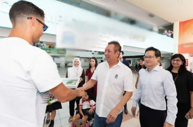 人的忍耐都是有限度的,华人老板千金回怼西甲球迷!