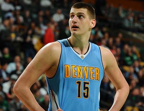 约基奇抵达奥兰多！NBA又出现了一个未解之谜，约基奇减重了多少