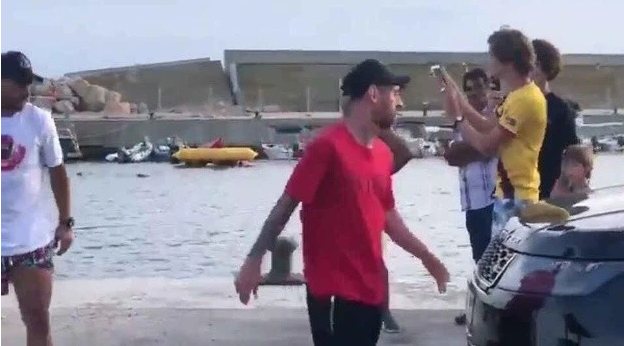 梅西被皇马球迷嘲讽，只能默不作声的离开