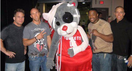 NBA吉祥物搞笑瞬间，恶作剧嗨翻全场，这些吉祥物真的会玩