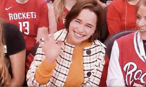 球场恶霸火箭熊，遇到龙妈之后当场下跪，官方玩梗最为致命