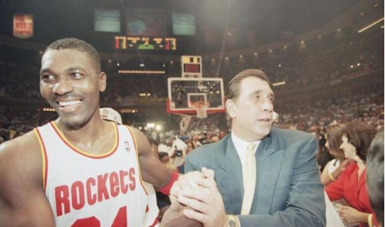 姚明恩师在球场上脑浆被打出来了，NBA打架以来最血腥的一幕