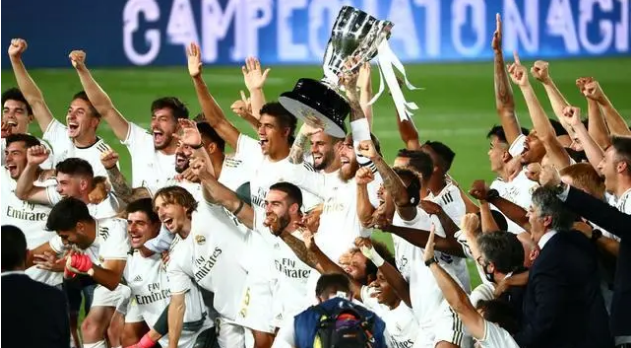 皇家马德里2:1比利亚雷尔,三年来再次举起联赛冠军奖杯!