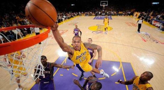 布朗多手术成功，季后赛可以复出，湖人终于迎来了好消息