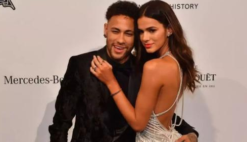 内马尔和35岁超模频频互动,居然还是前队友的未婚妻?