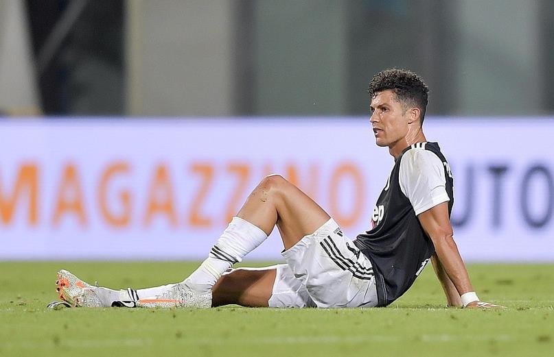 C罗他急了,二连踢被黄牌警告,证据确凿C罗却恶人先告状