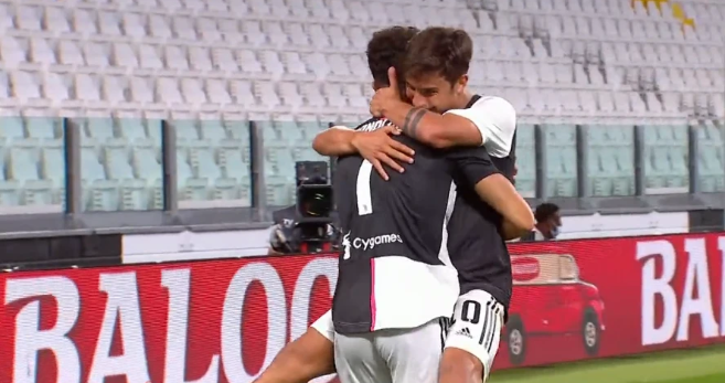 高情商！C罗进球之后放弃庆祝，张开双臂等迪巴拉