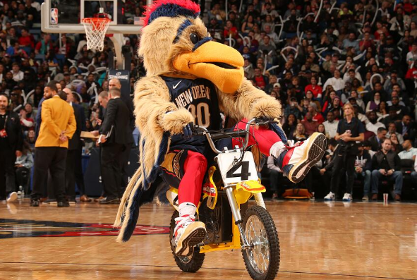 鹈鹕队吉祥物是什么 为什么会有人觉得它恐怖呢，到底有多吓人！