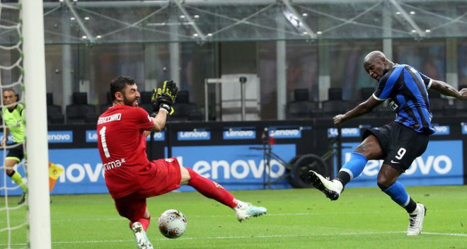 桑切斯中柱卢卡库失单刀 国米0－0佛罗伦萨