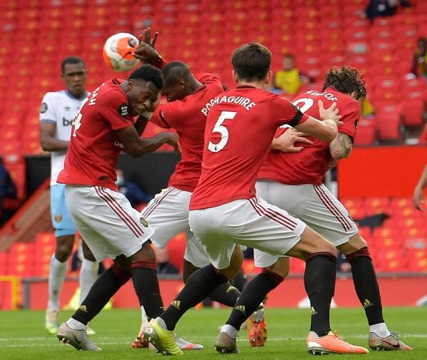 曼联比赛的时候惊现手球，这是内鬼还是第一反应