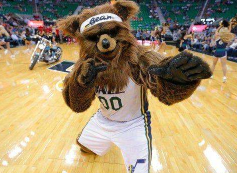 爵士队的吉祥物是什么，其扮演者为何中途换人了？