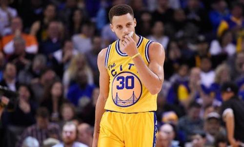 库里打比赛嘴里吃的是什么 库里在比赛时一直在吃什么