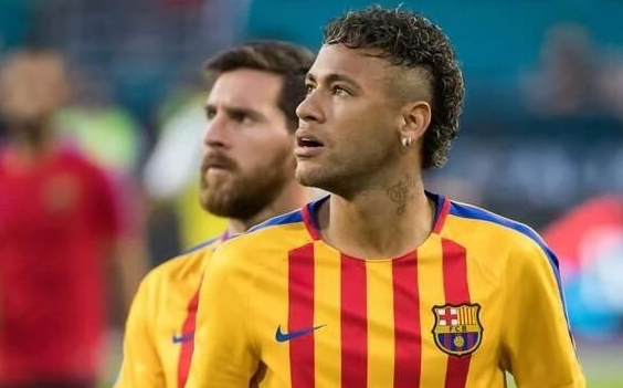 内马尔真的被巴黎气哭了，不但不放他走还要被当工具人用