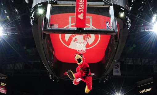 老鹰队吉祥物为什么这么招人喜欢，难道是因为长得帅？