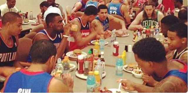 NBA球员的身材非常的魁梧，只要你看到他们吃什么，你就知道了