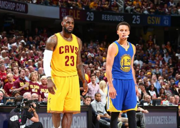 库里和詹姆斯谁的历史地位高，两人谁更厉害