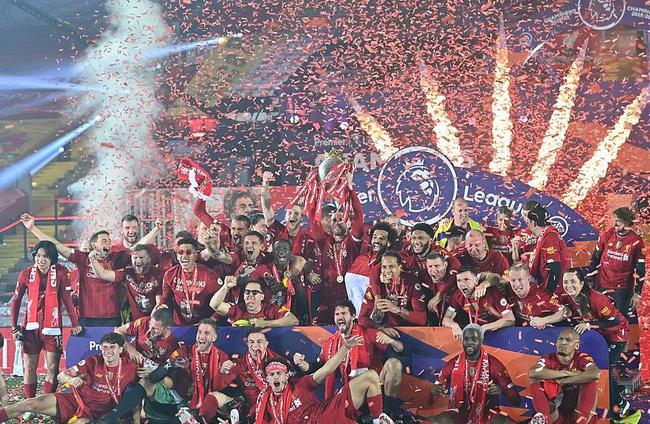 欣赏利物浦的捧杯时刻,烟花绚丽夺目