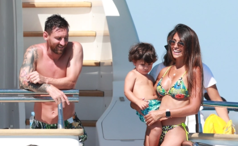 球迷朋友们福利来啦,梅西、苏牙一起携妻海边度假,照片已经给大家奉上