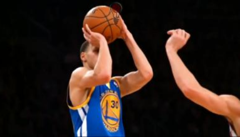 库里被谁弄骨折 库里是被谁压骨折的