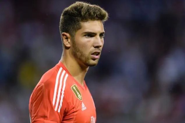 什么年代了，能拼爹才是真幸福啊，齐达内儿子在皇马混了16年终于得说拜拜了