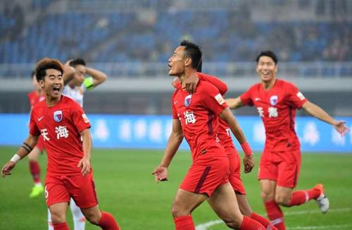 中超的球队们你们颤抖吧,裁判现在组队球场上踢球了