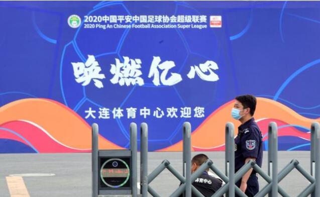 为了复赛,送餐员须穿防疫服,所有的食材都必须在规定的地方采购