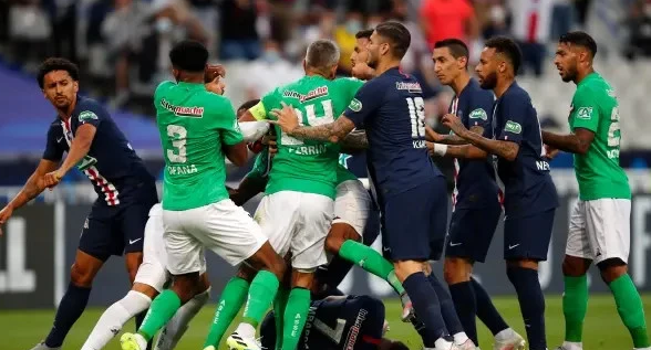 姆巴佩脚踝被爆铲变形,痛苦难忍拄拐离场