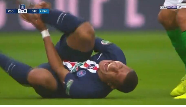 巴黎噩耗:姆巴佩脚踝被铲伤变形,欧冠联赛恐怕无缘参加