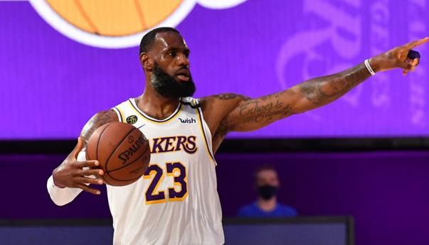 詹姆斯不放弃一丝机会为黑人女护士声援，即时输球也不在乎