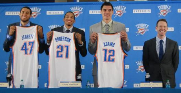 雷霆罗伯森三年重返赛场，久违的钉板大帽不减当年