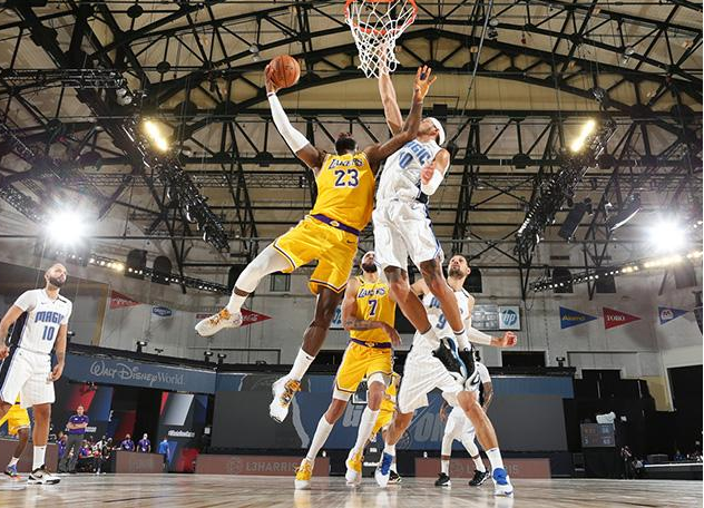 詹姆斯20+7戴维斯伤退 湖人热身险胜魔术