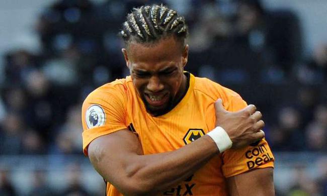 在球场上为了赢球各显手段,往身上抹油,吐口水,任何招式都使用