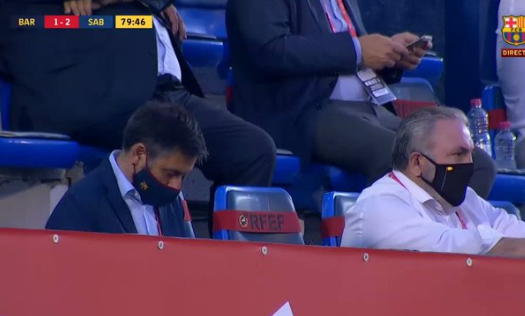 巴萨B升级赛 巴萨主席主席巴托梅乌现场睡着