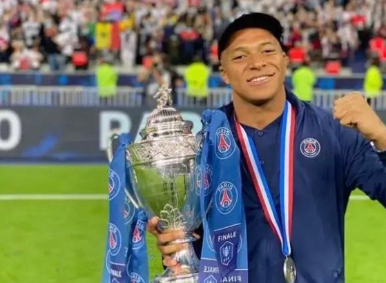 欧冠只剩下两周,大巴黎头号射手却惨遭重创!