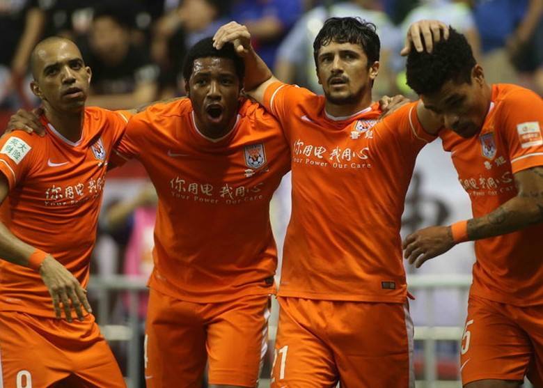 鲁能这个赛季的阵容完全可以争夺冠军，不比任何队差