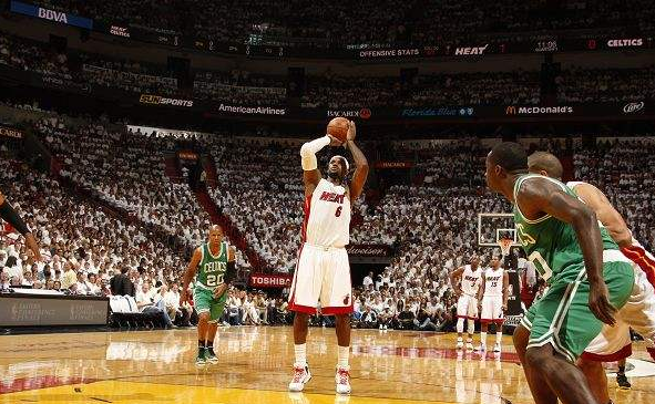 罚球可以起跳吗？为什么大多数NBA球星不起跳发球是不允许吗？