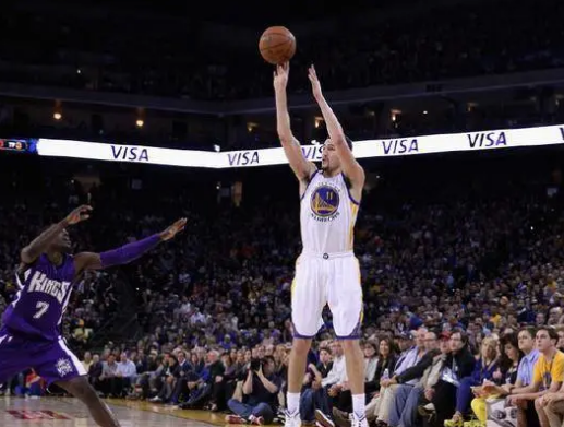 汤普森到底是黑人还是白人，仔细观察还是能发现的