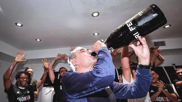 尤文更衣室：C罗大腿成亮点，萨里直接对瓶吹