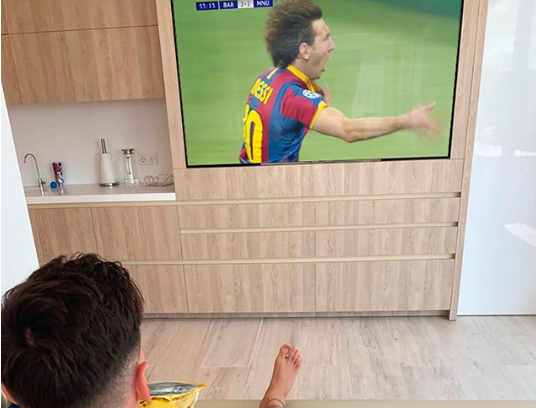 梅西爆出观看2011年欧冠决赛视频照片表示：“我最喜欢的欧冠回忆之一，不久欧冠就要回归了！”