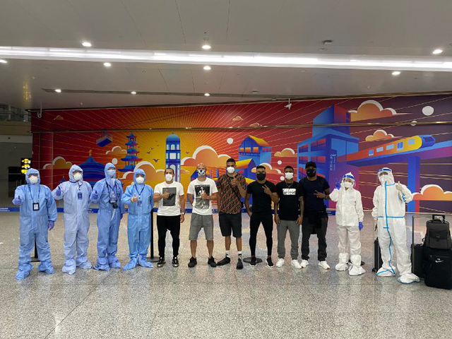 重庆当代五名外援今晨乘包机回到中国