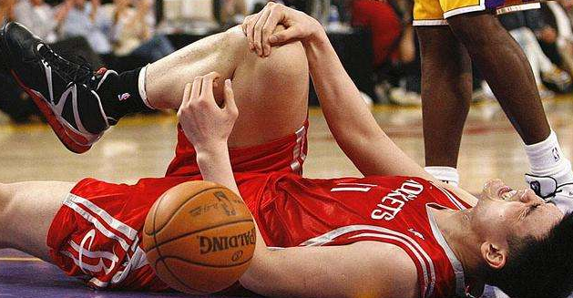 姚明在NBA被谁弄伤最后遗憾告别球场的？