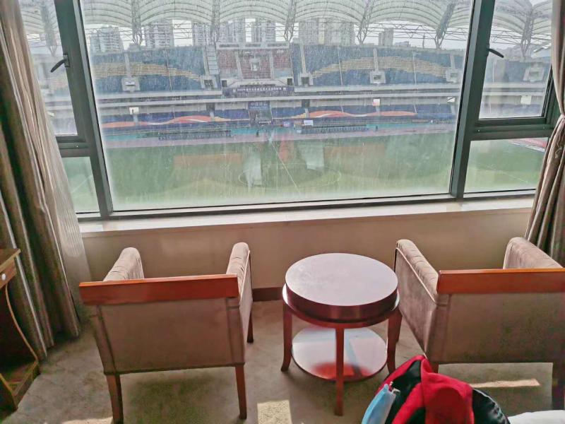 不能现场为喜欢的球队加油怎么办,丝毫不慌,开个酒店现场看球不要太香